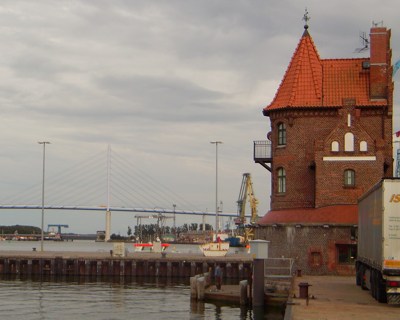 Hafenamt Stralsund mit Brücke