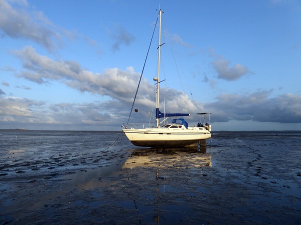 Segelboot im Watt