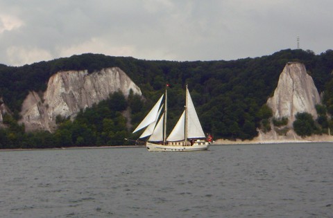 Stubbenkammer mit älterem Segelschiff